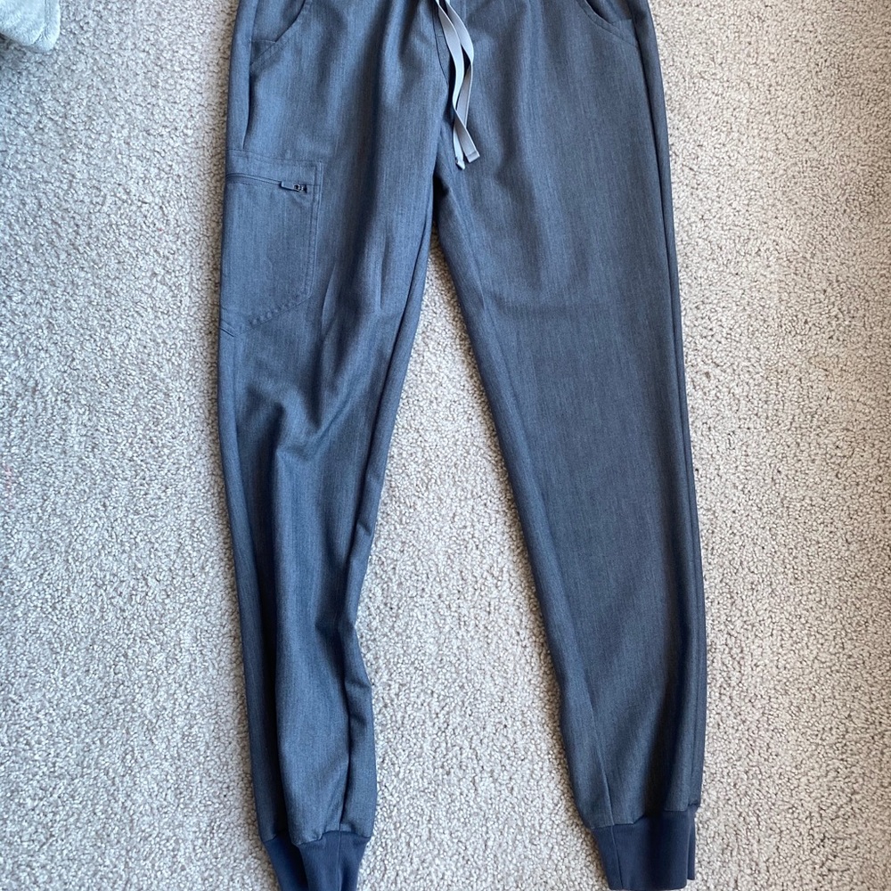Small tall figs graphite scrub joggers